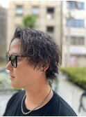 ツーブロックスパイラルパーマミディアムメンズカットバーバー