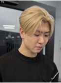 金髪ハイトーン前下がりセンターパート