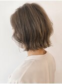 柔らかアッシュベージュの外ハネウェーブボブ