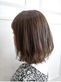 動かし、まとまるミディアムレイヤーボブ