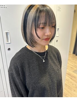 ユニバーストーキョー 池袋西口店(universe tokyo) デザインカラー ホワイト×ブラック(ダブルカラー/ケアブリーチ)