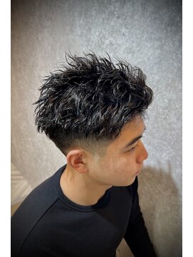 動き際立つスパイキーパーマショート