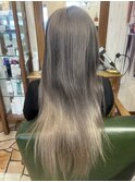 毛先重めのロングヘア