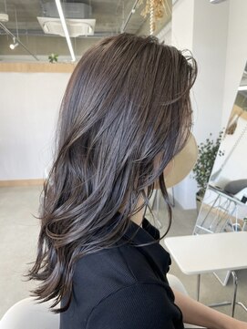 クローズ(cross-z) くびレイヤーエモージュ黒髪グレーベージュレイヤーロング前髪