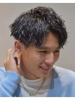 フリーク バーバーショップ 都島店(FREAK BARBER SHOP) 黒髪縦落ちツイストスパイラルパーマツーブロックアップバング