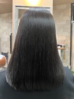 ハコ(H.A.Co) 風になびく艶髪は縮毛矯正で作れます。カラーはグレージュです。