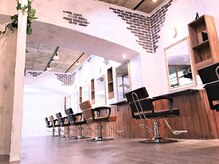 ヘアーロギア 栄店(hair LOGiA)の雰囲気（席同士の感覚が広く、隠れ家風のつくりです。/インナーカラー）