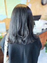 アークスヘアー&nbsp;大人可愛いブルーカラーロングウルフ毛先パーマ耳掛け美肌