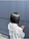 グレージュ×前下がりボブ