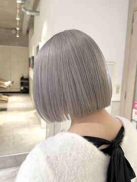 フリーラ 表参道(freera) ホワイトブロンド 美髪 イメチェン 外ハネボブ ワイドバング