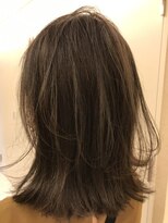 プラチナマットグレー＿くびれセミディエッジィショート
