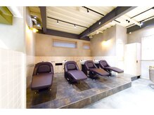 アースコアフュールボーテ 川越店(EARTH coiffure beaute)の雰囲気（フラットタイプのシャンプーブースは首への負担がなくリラックス）