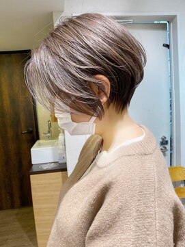 アヴァロン(AVALON) 美シルエット・大人ショートボブ・透明感グレージュ【BISA】