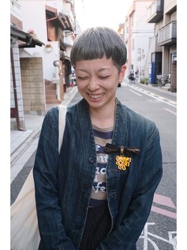 マレ(MARAIS) 刈り上げマッシュヘア