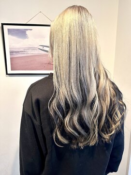 マリン(Marine) 20代30代ホワイトベージュインナーカラーブラックハイトーン