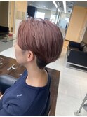 ベージュピンク×刈り上げショート