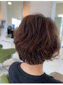 襟元涼しげショートボブパーマ