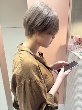 イロ(iiro) milk tea greige/大機まなの