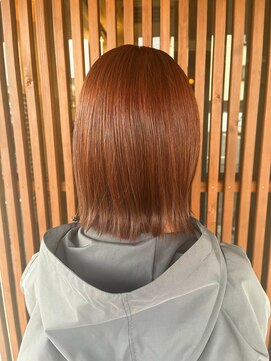 《赤みブラウン×外はねボブ》