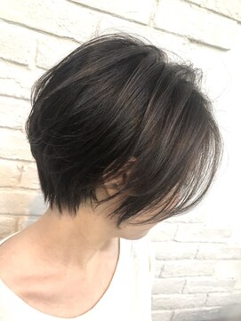 ビッケ(Vicke) 動きのあるクールショートボブ/イルミナカラー/ハイライト