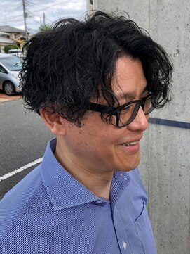 ニアウ 太田店(Niau) センターパート波巻きスパイラルパーマメンズマッシュ刈り上げ