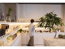 アーティザナル ニノミヤ(artisanale)の雰囲気（AVEDA／THREE／SHIGETAの製品を取り扱っています）