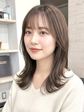 外ハネワンカールスタイル×透明感カラー