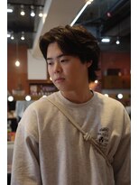 エディ(Edy)&nbsp;センターパートニュアンスパーマウルフカット韓国ヘア眉毛カット