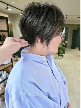 ハーフェン(HAfeN) 【札幌円山美容室】オリーブグレー×丸みショート