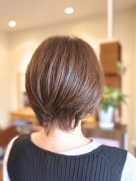 クロス(CROSS) 40代50代/白髪染め/後頭部ふんわり/ひし形レイヤーショート