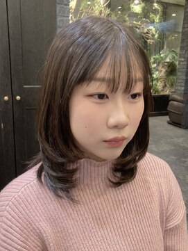 モナン 海老名(Monan) 内巻きレイヤー ミディアムレイヤー 前髪あり 韓国ヘア