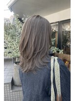 デュッカ(ducca) ミディアムレイヤー×グレージュ