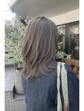 デュッカ(ducca) ミディアムレイヤー×グレージュ