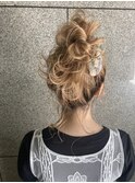 ボリュームたっぷりクルクルお団子ヘア