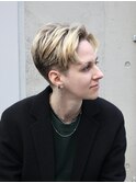 マニッシュな雰囲気のショートヘアとハイライト