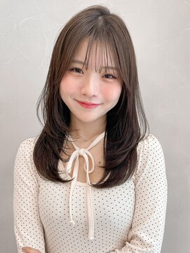 アグノス 青山(Agnos) 大人ガーリーダークアッシュミディアムレイヤーカット 小顔