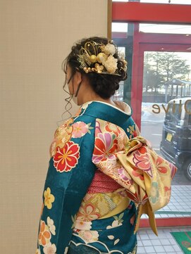 サロン ド オリーブ シニヨン＋片流し結び