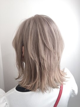 モーション 新宿(motion) ホワイトミルクティーウルフ