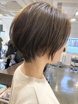表参道くびれショート白髪ぼかし切りっぱなしボブレイヤーカット