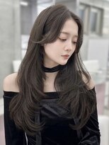 フォンズ(FONS)&nbsp;透明感グレージュ/ロングレイヤー/センターパート/チークバング