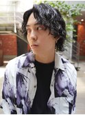 大人男子のミディアム波巻きヘア