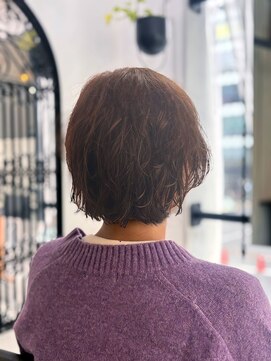 ルピナス(Lupinus) 自然な癖を味方に、優しく揺れる愛されショート