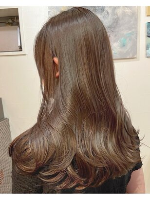 分厚いブロンドのハイライトが付いたチョコレートブラウンの髪