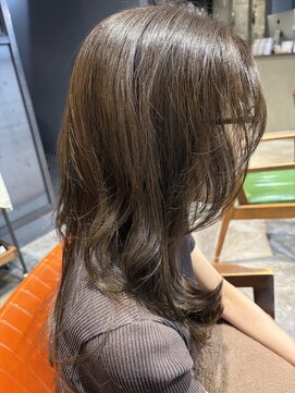 インス(ensue) アッシュベージュメッシュレイヤー×20代30代40代◎くびれ外ハネ