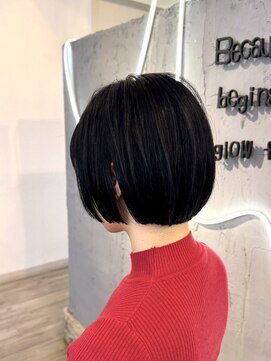 まとまり抜群の黒髪ミニボブで悩みを解消するカット