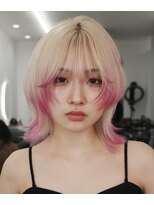 シラフ(SHIRAF)&nbsp;ウルフカット/ブロンド/裾カラー/ペールピンク/レイヤーカット