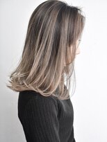 ルーヴェ(LOWE)&nbsp;トレンドの外国人風バレイヤージュと大人のナチュラルボブ