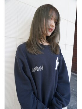 ピア ヤクイン(Pia Yakuin) レイヤーカット　ミディアムヘア　前髪あり　オリーブカラー