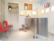 入ってすぐのフロント☆三輪車のオブジェがお出迎え♪