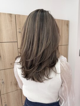イト(ito.) 脱白髪染めハイライトレイヤー_ハッシュカット_レイヤーカット